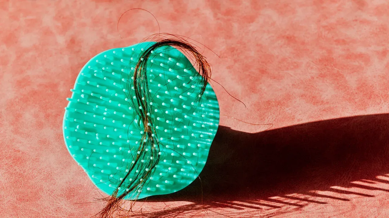 Medicamentos GLP-1 como Ozempic pueden causar caída del cabello: por qué