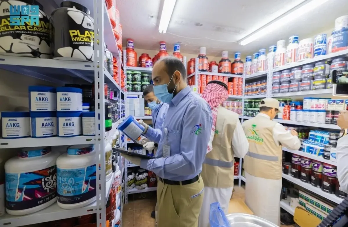 Ministério da Saúde da Arábia Saudita Detém Instrutores de Academia por Venda Ilegal de Drogas