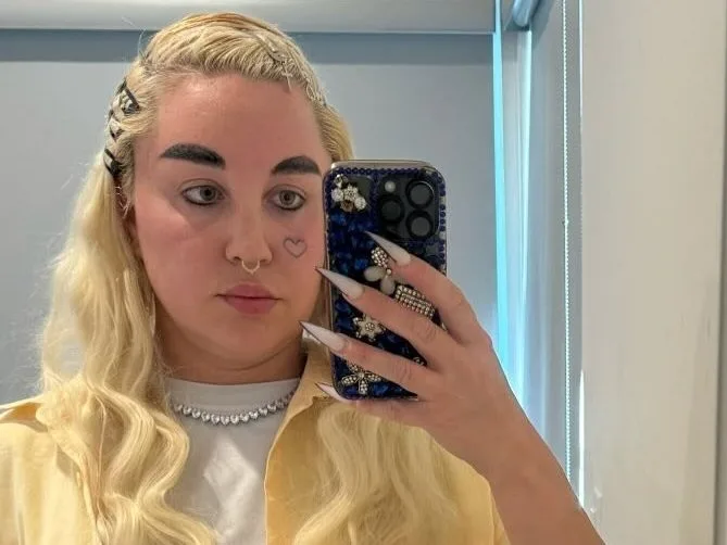 Amanda Bynes célèbre sa perte de poids avec Ozempic par un nouveau tatouage