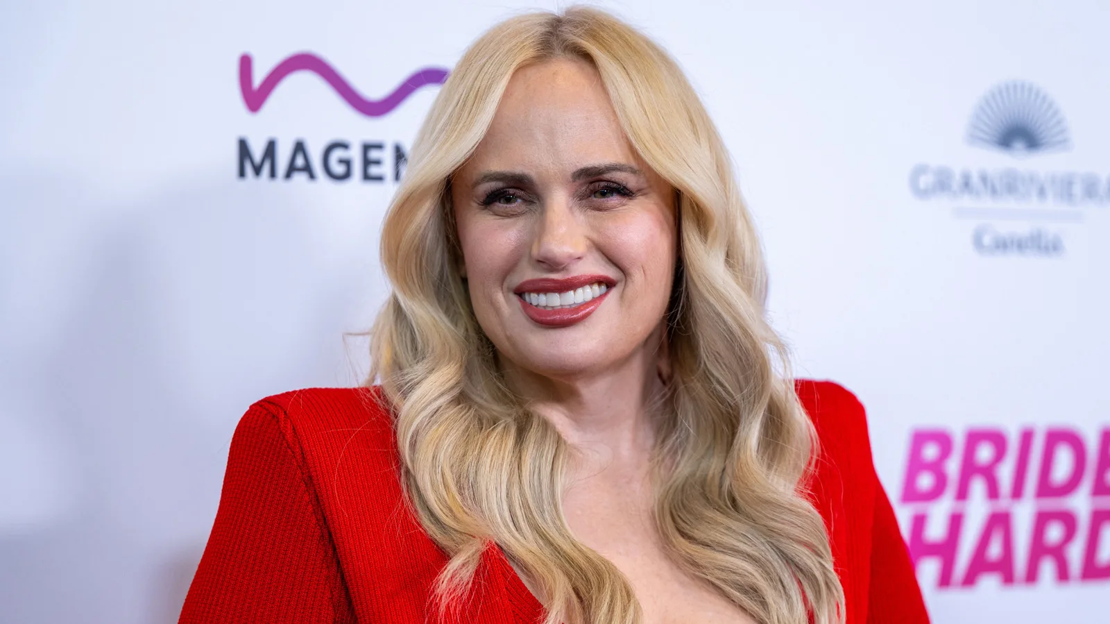 Photos avant-après révèlent les changements faciaux de Rebel Wilson après 80 lb perdus